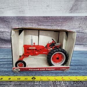 Ertl 2000 1/16 International Harvester Farmall 230 diecast w/frontend tractor